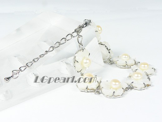 white 15mm flower shape shell bracelet