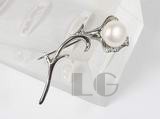 white flower shape 925 sterling silver brooch with a pearl