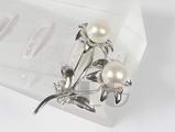 white 925 sterling silver brooch with a flower model